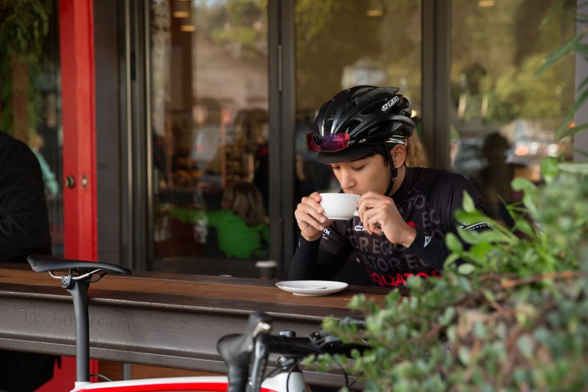 Cinci motive pentru care este bine ca cicliștii să bea cafea